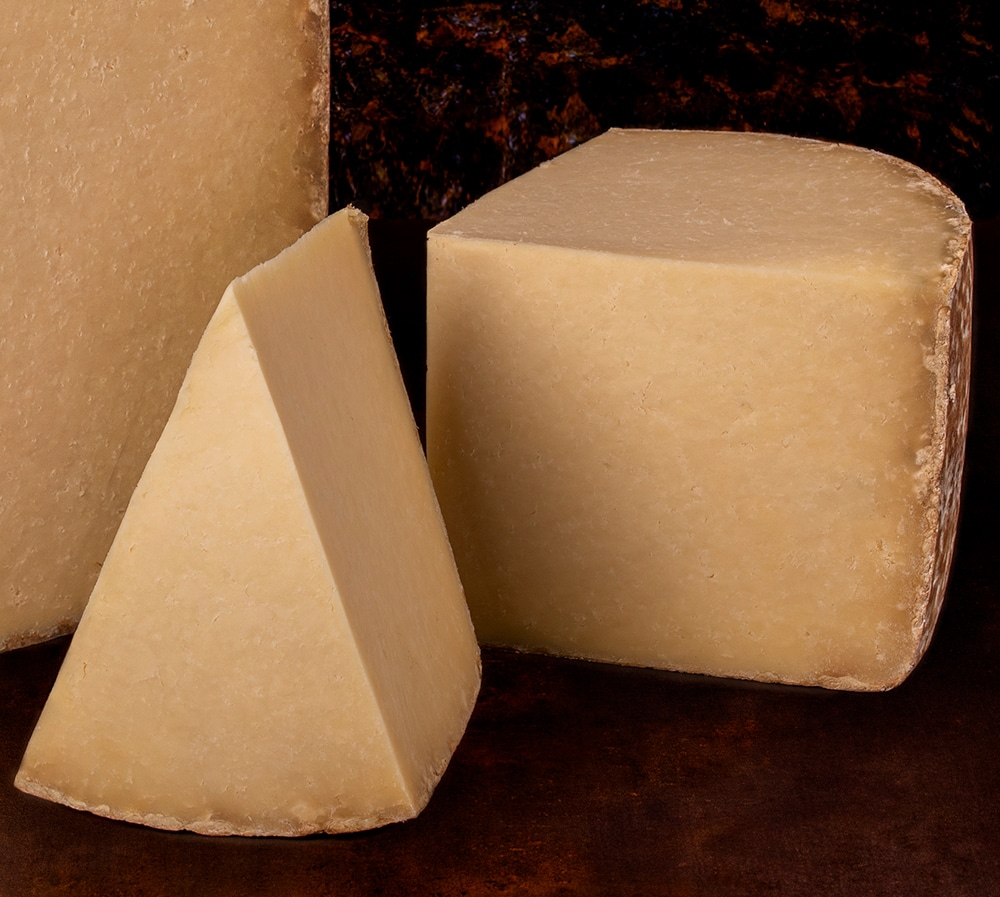 Photo de fromage Cantal Vieux AOP lait cru Paul Dischamp.