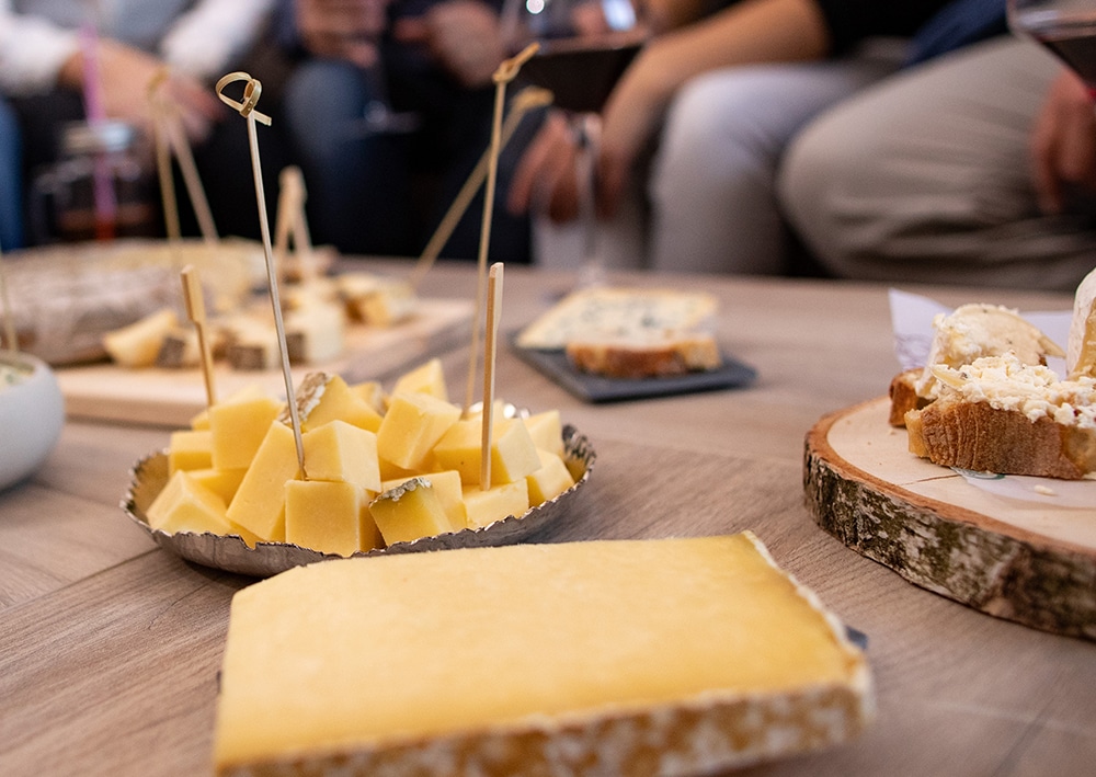 Morceau de Cantal AOP en apéritif.