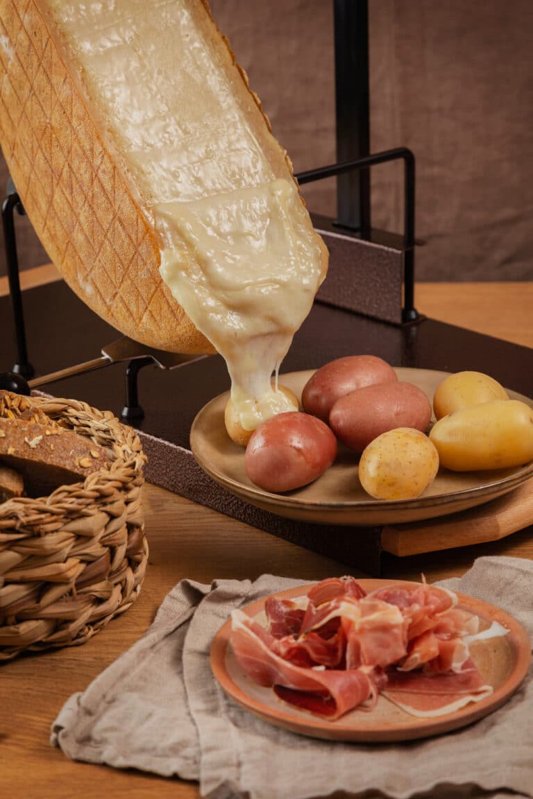 Quelle quantité de fromage par personne pour une raclette ? Quel fromage choisir ?