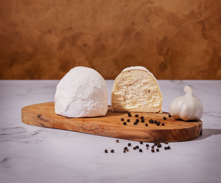 Qu’est-ce que le Gaperon ? Découvrez ce trésor fromager moulé à la main chez Paul Dischamp