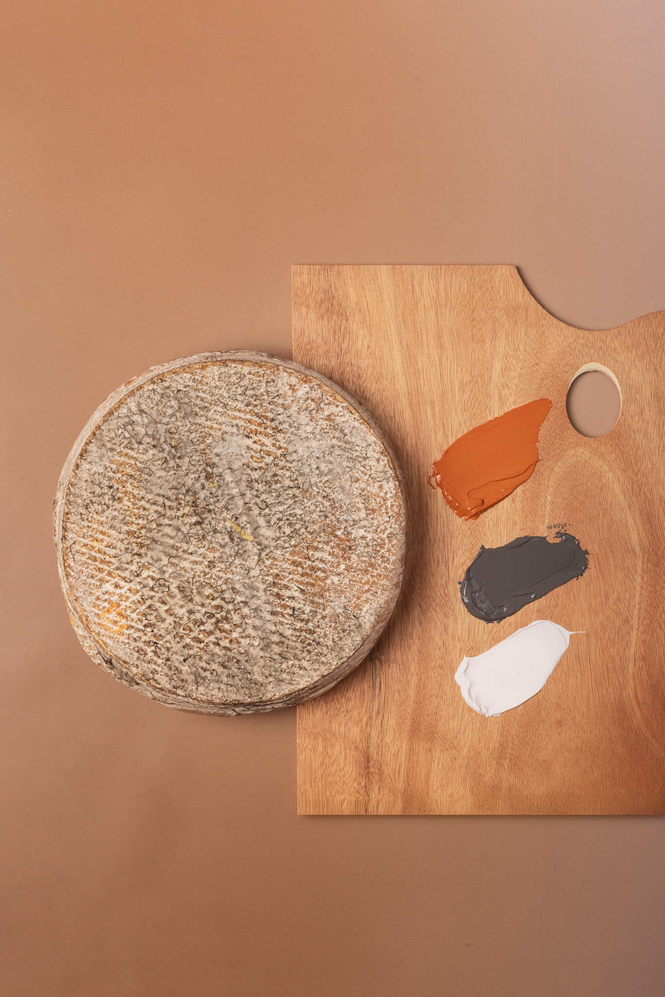 Peinture aux couleurs de la croûte du Saint-Nectaire Fermier sur palette de peintre