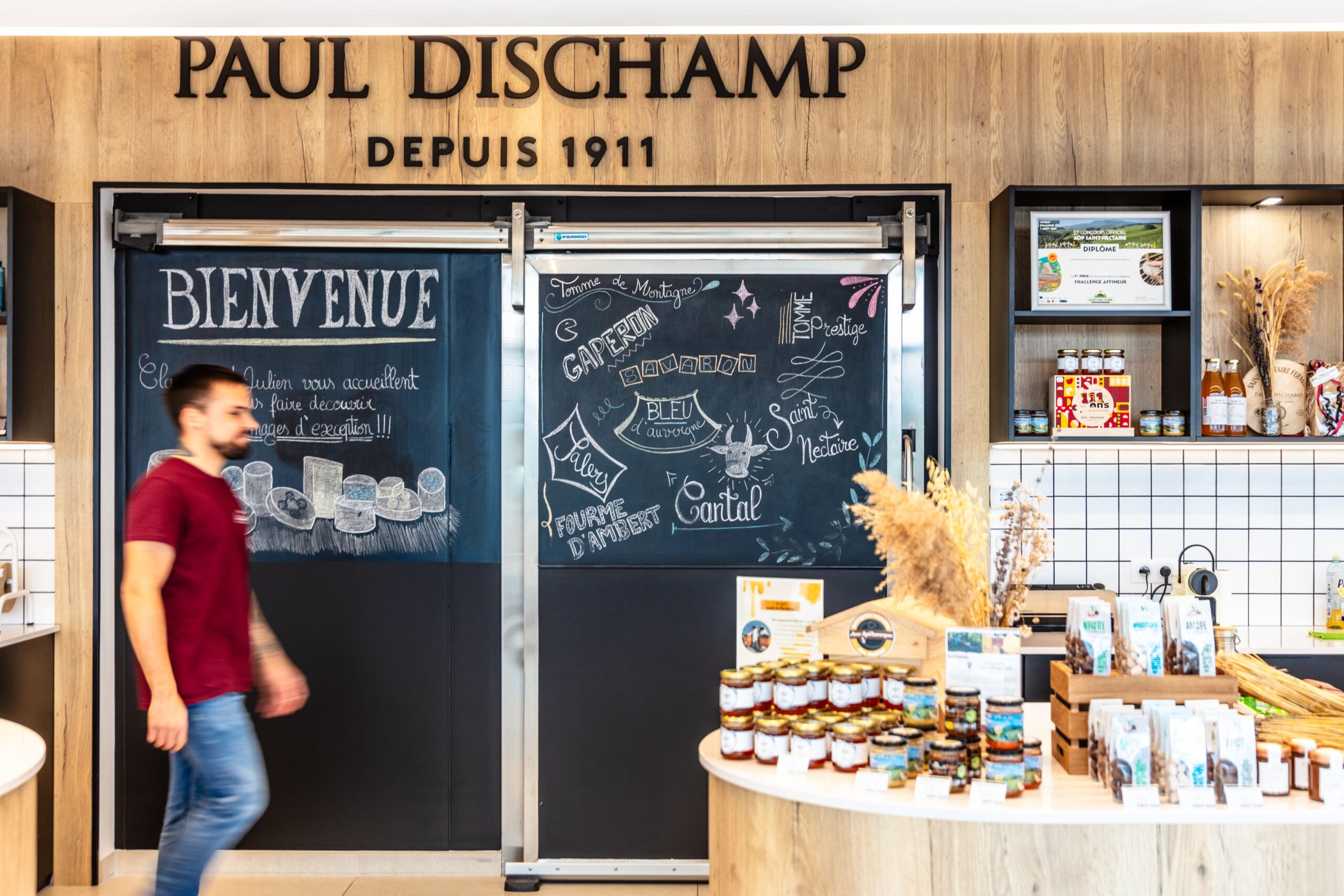 Image d'un vendeur en crémerie-fromagerie dans sa boutique